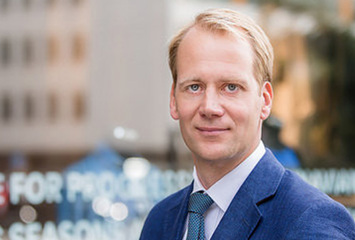 Debattduell: Höga ingångslöner slår ut svaga grupper på arbetsmarknaden – sanning eller myt?